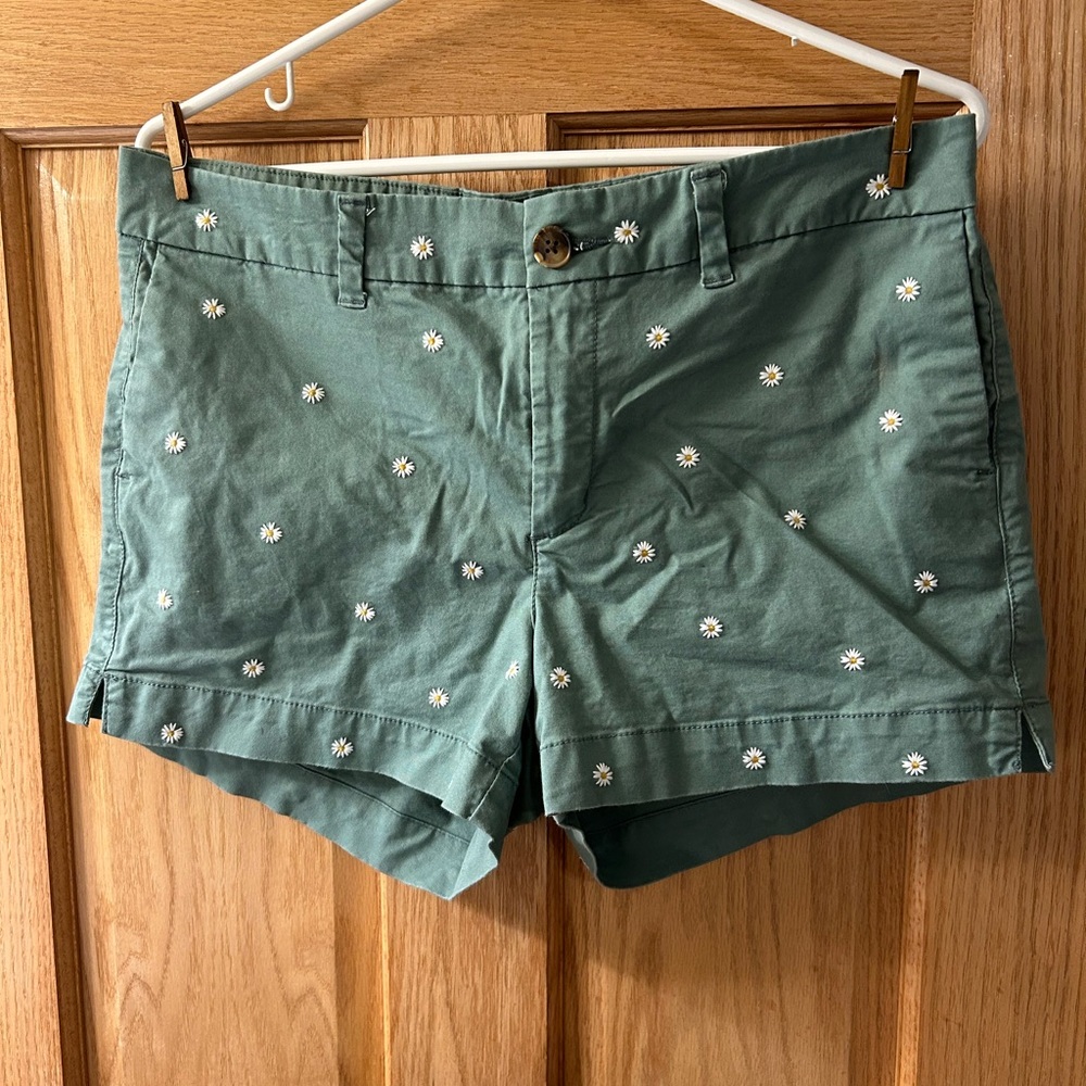 Old Navy Daisy shorts 🌼